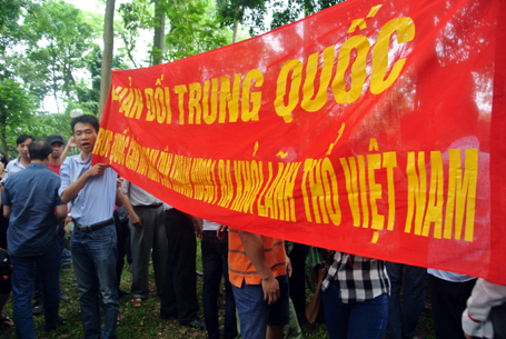 Hình ảnh các băng rôn khẩu hiệu phản đối hành động của Trung Quốc trên đất nước Việt Nam muôn năm