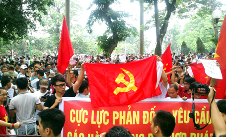 Hình ảnh các băng rôn khẩu hiệu phản đối hành động của Trung Quốc trên đất nước Việt Nam muôn năm